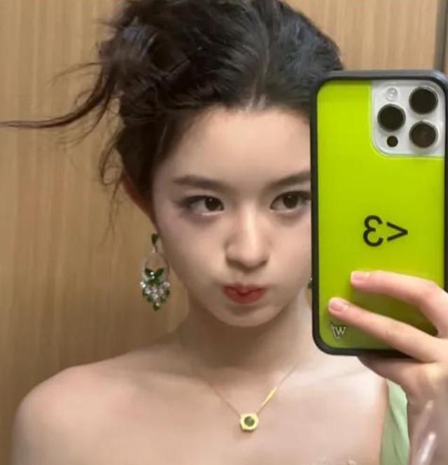 父亲被立案调查后，黄杨钿甜终于把百万耳环的照片删除了。不得不佩服这位小姑娘的心理