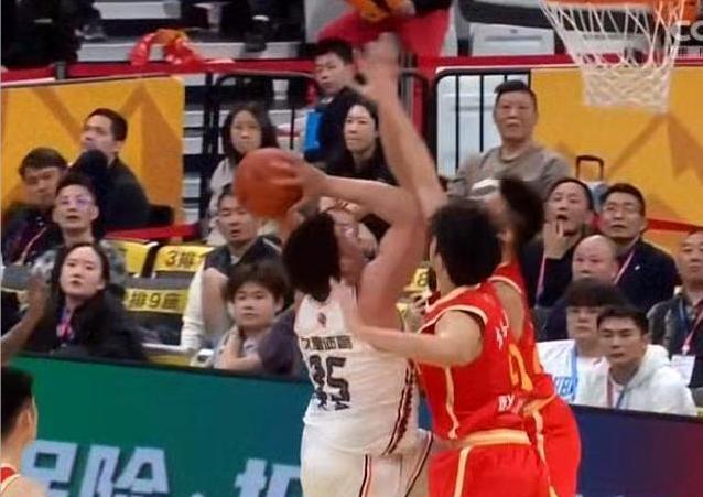 洛夫顿太厉害了，会欧洲步的推土机啊。
33分23篮板9助攻，差一丁点就是超级三双
