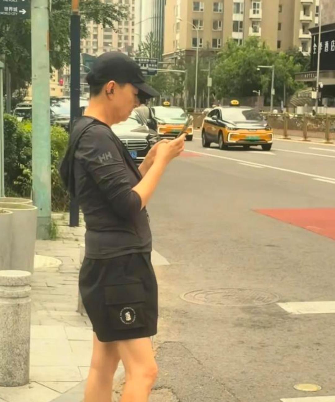 64岁宋丹丹北京街头被偶遇，大步流星特别飒，皮肤白保养不错。