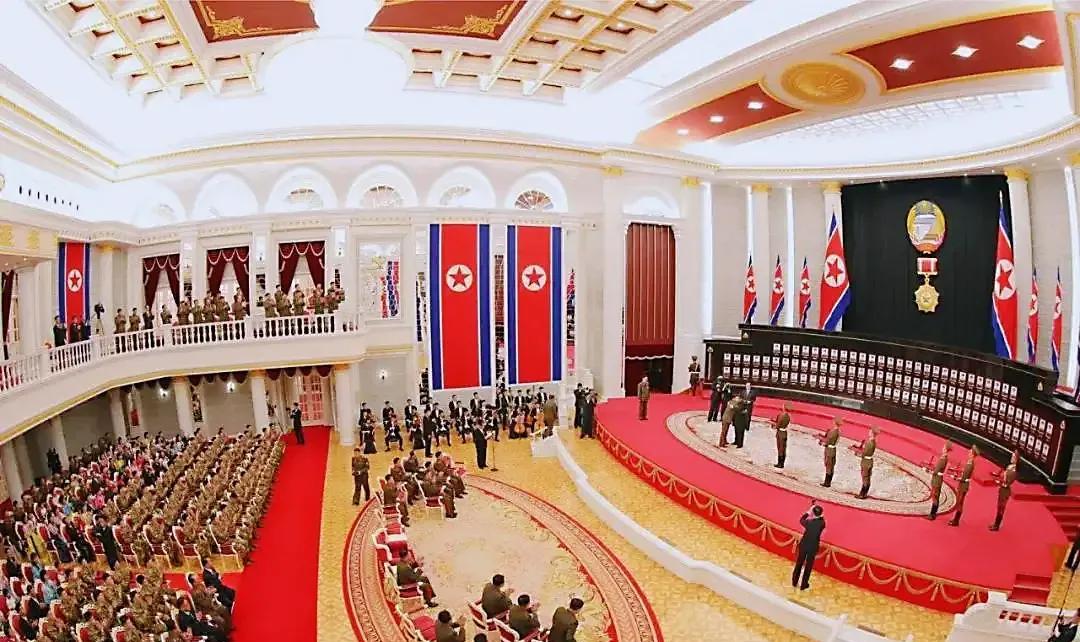 金将军单膝跪地告慰援俄的阵亡将士…
8月22日，金正恩在平壤组织向参加俄乌战场的