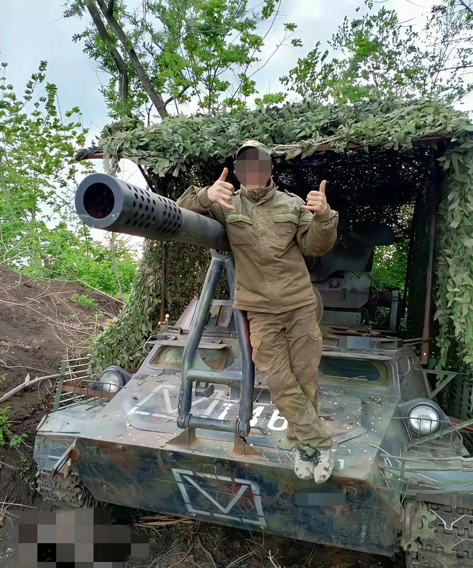 俄军已打进红军城！俄军从南部打进城区，因为乌军前线守备步兵已耗尽，俄军突击部队趁