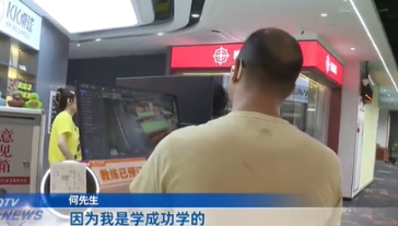 重庆，一位自称学成功学的男子到台球厅通宵打球，期间点了位女助教陪玩。二人一直玩到