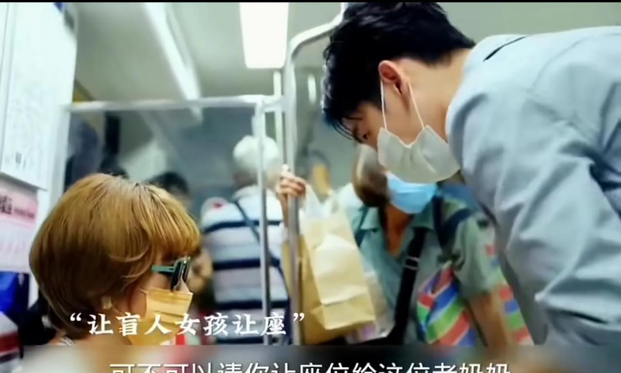 生活中离这种男人远一点，他不是善良，是表演