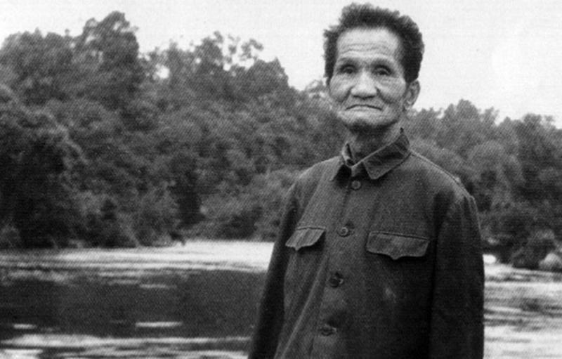 1947年冬，山东一户农家的女主人，将一些吃的递给门前的乞丐，乞丐没有接，开口的