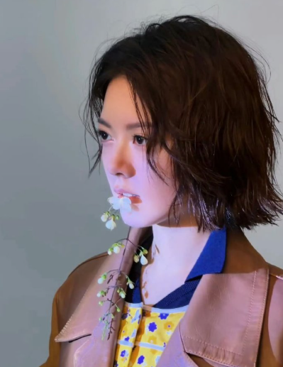 赵今麦最新大片美翻了！短发斜刘海造型宛如童话里的洋娃娃，一颦一笑娇俏可爱，时尚表