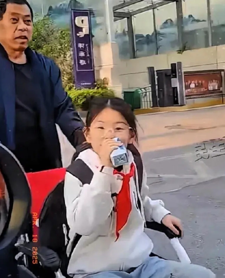 爷爷宠孙女，被妈妈逮个正着！[捂脸]一位爷爷，腿脚不方便，坐在轮椅上，让孙女推着