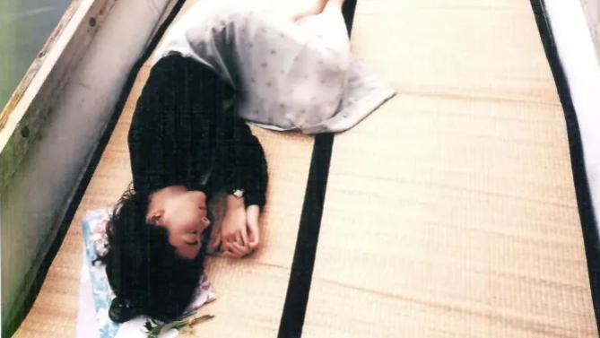 悼念亡妻，这个镜头过不去