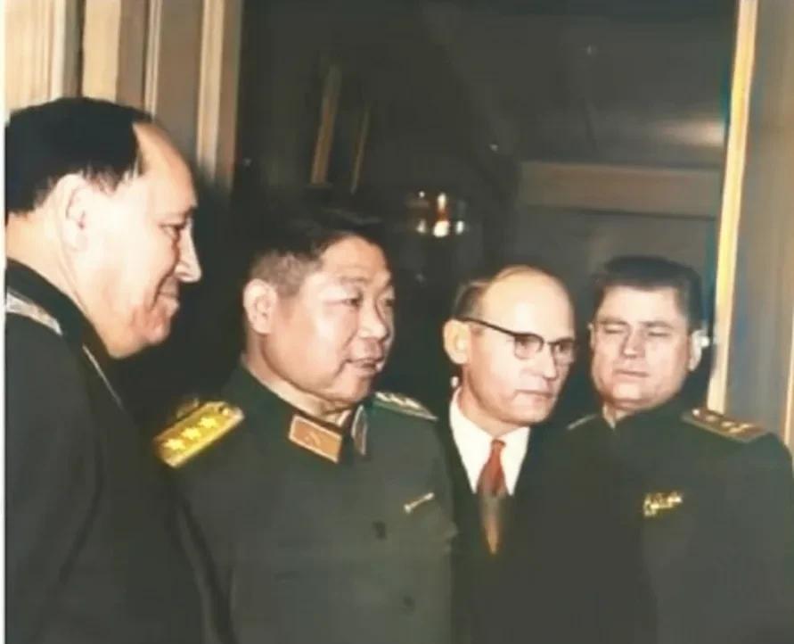 一九五七年十一月，前苏联举行十月革命胜利四十周年纪念活动，照片中的这位中国人民解