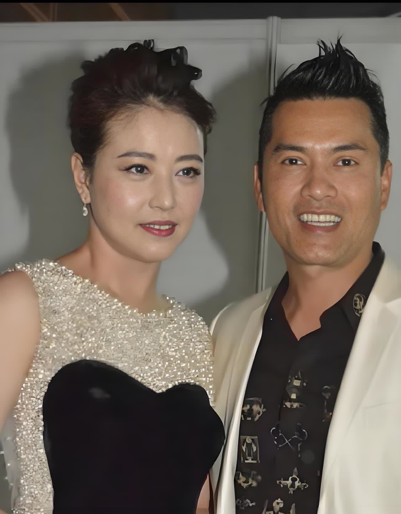 吕良伟的婚姻故事，比连续剧还精彩。
先和周海媚因父亲嫌弃其懒而离婚，这懒是加引