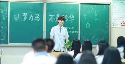 在2025年6月21日的青岛大学毕业典礼上，三位身穿学士服的女生并肩而立，以一首