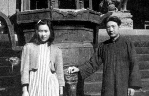 1944年夏末，徐静斐去探望生病的父亲徐悲鸿。她发现继母廖静文吃的是父亲剩下的饭