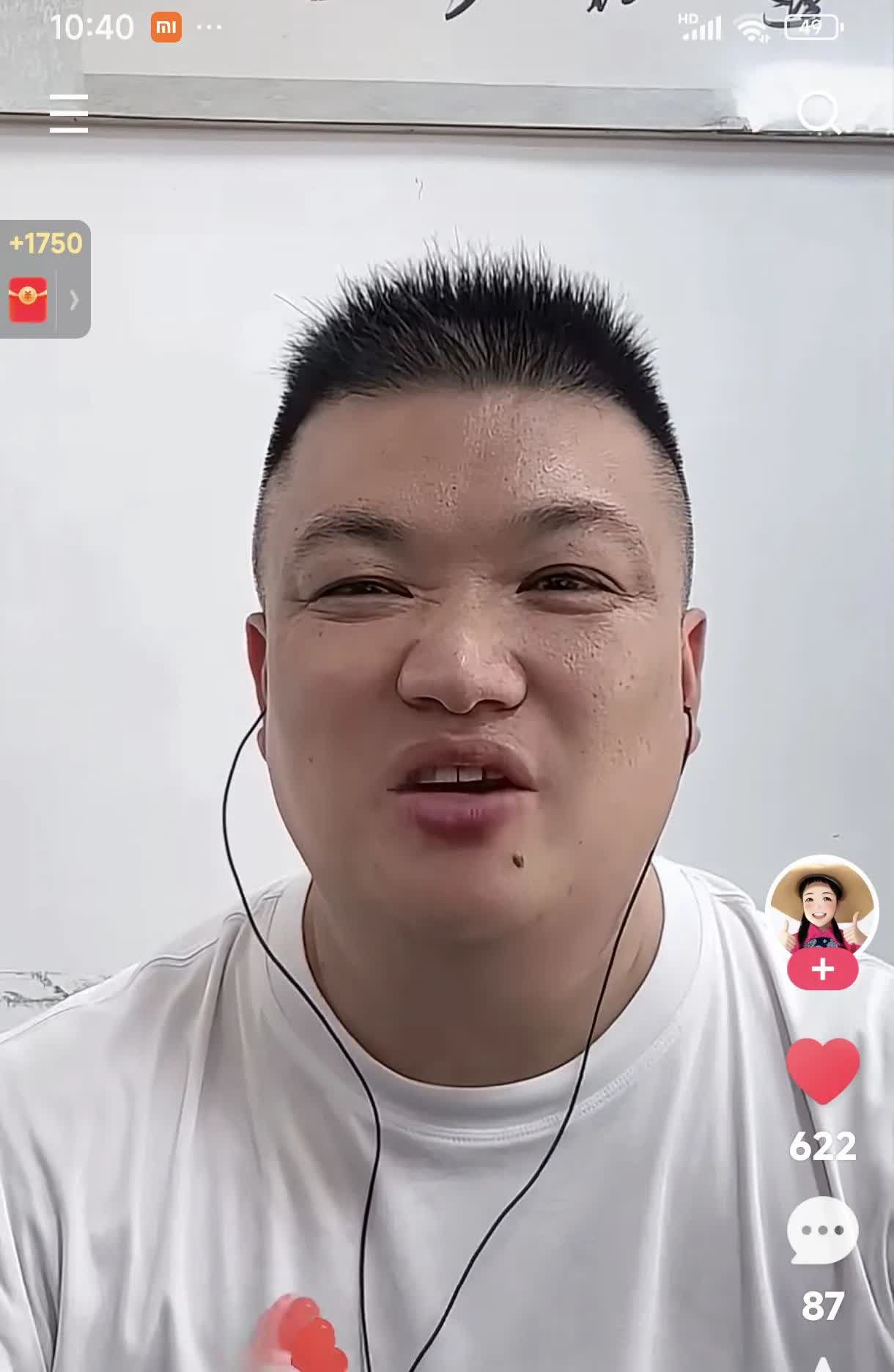 李超澄清事情真相，乔军老师是部队歌手，他老婆是北京某大学教授，儿子是博士，家庭很