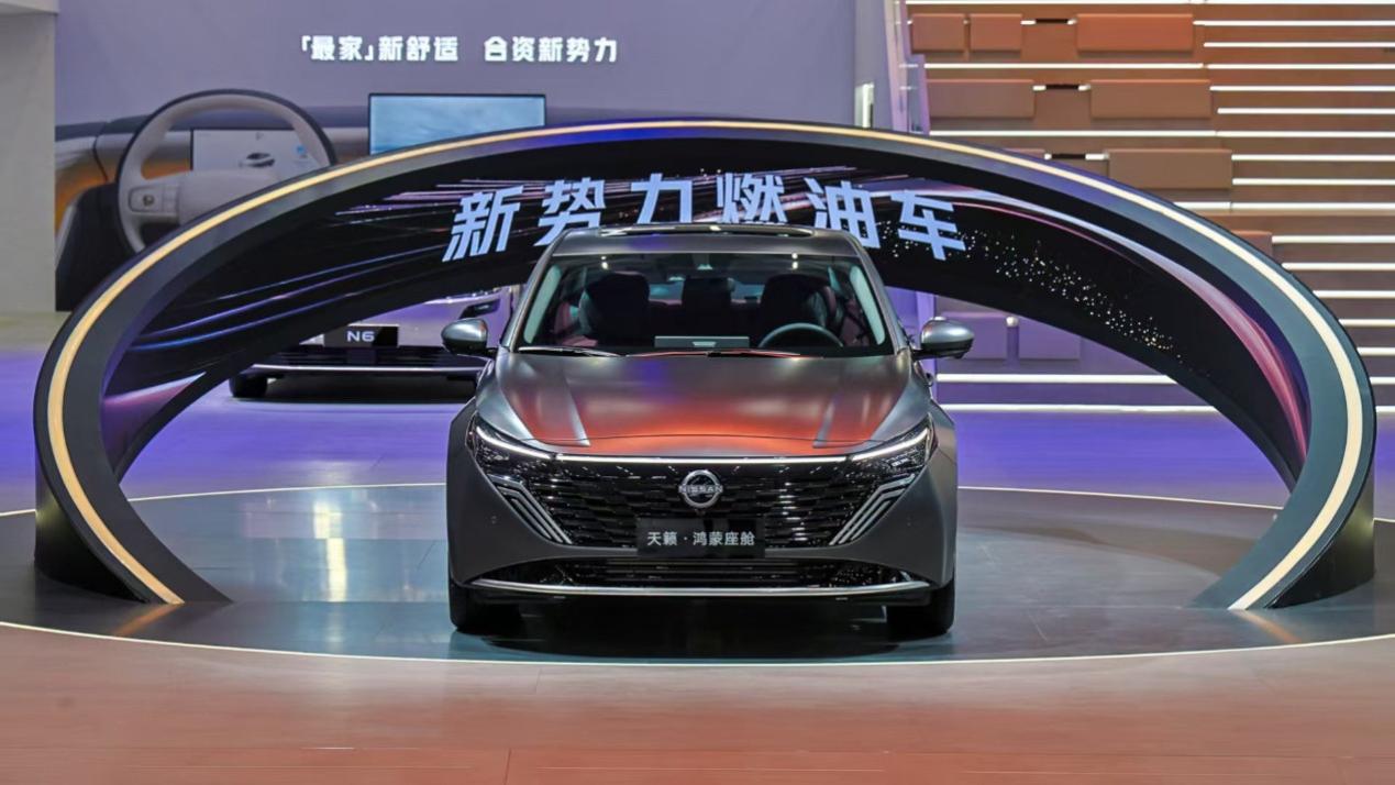 新势力燃油车，东风日产天籁·鸿蒙座舱上市，限时12.99万元起