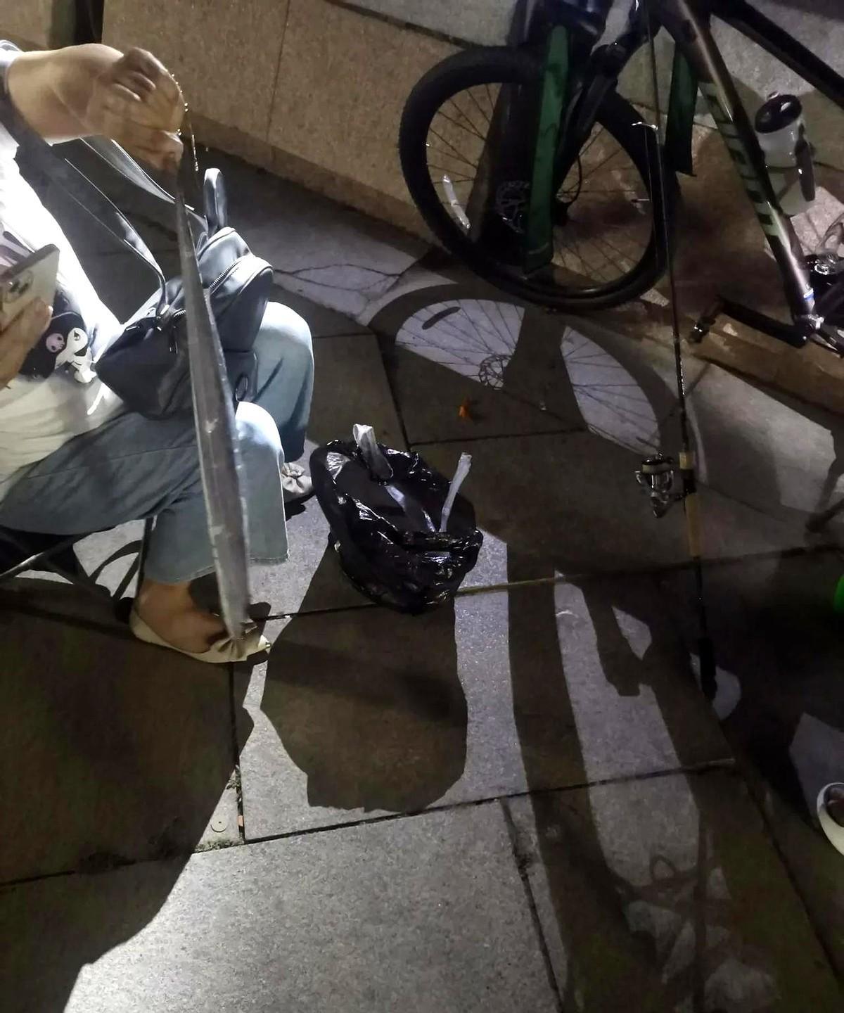 今晚的开发区海中国海边钓出刀鱼了，引起钓鱼人的沸腾。
晚上海边钓鱼的人一个挨着一