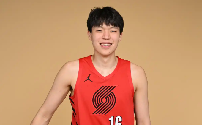 国外媒体人Synthetic Sports晒出杨瀚森的分析视频，认为杨瀚森有可能