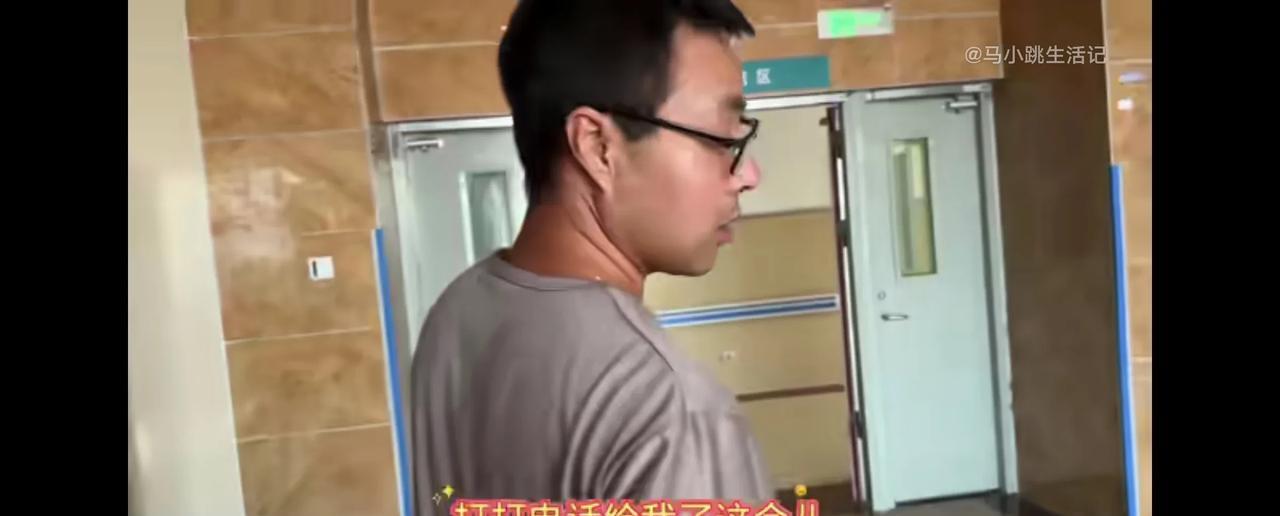 马小跳认为网吧里的大神与大胡子太像了，给他煮面还要带他干活。
昨天，马小跳说自己
