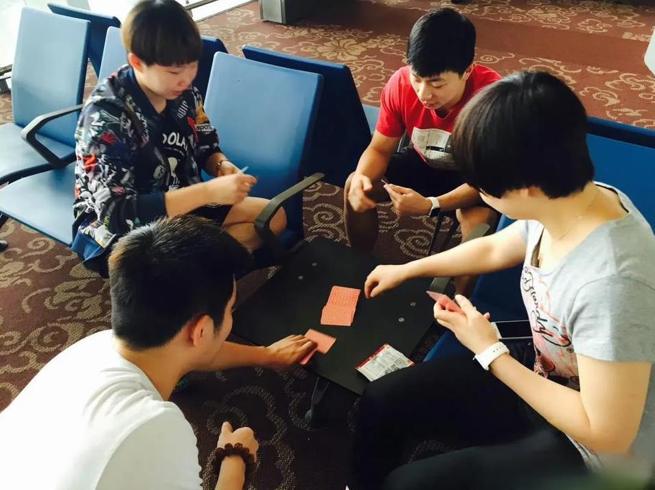 这是国乒队员十年前在成都机场候机厅打扑克的一张老照片。
当时四个年轻人在候机之余
