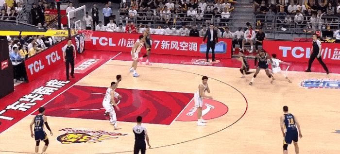 明显2+1都不给！难怪徐杰要生气！
在今天CBA季后赛上海对阵广东的第三节比赛中
