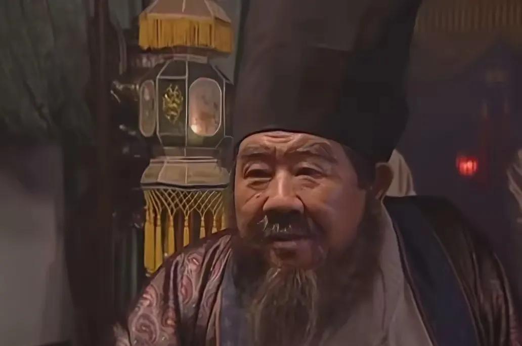 蔡京在代理户部尚书的时候，一日天热，两个小官为其扇风，蔡京一时好玩，觉得二人比较