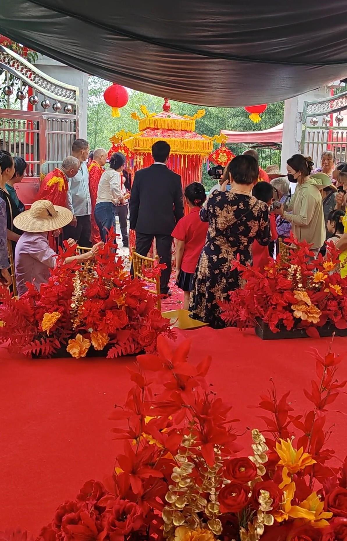 前几天我们村有人家娶媳妇了，彩礼给了18.8万加三金，男方全款买车买房，嫁妆也没