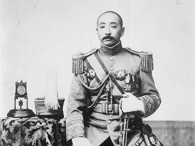 1891年，16岁的张作霖落难乞讨，却被孙寡妇看上，孙寡妇解开衣扣，掏出一块腰牌