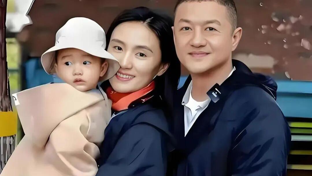 李亚鹏和小19岁妻子离婚，孩子跟妈妈，成年人的婚姻碰到这些事很难长久
