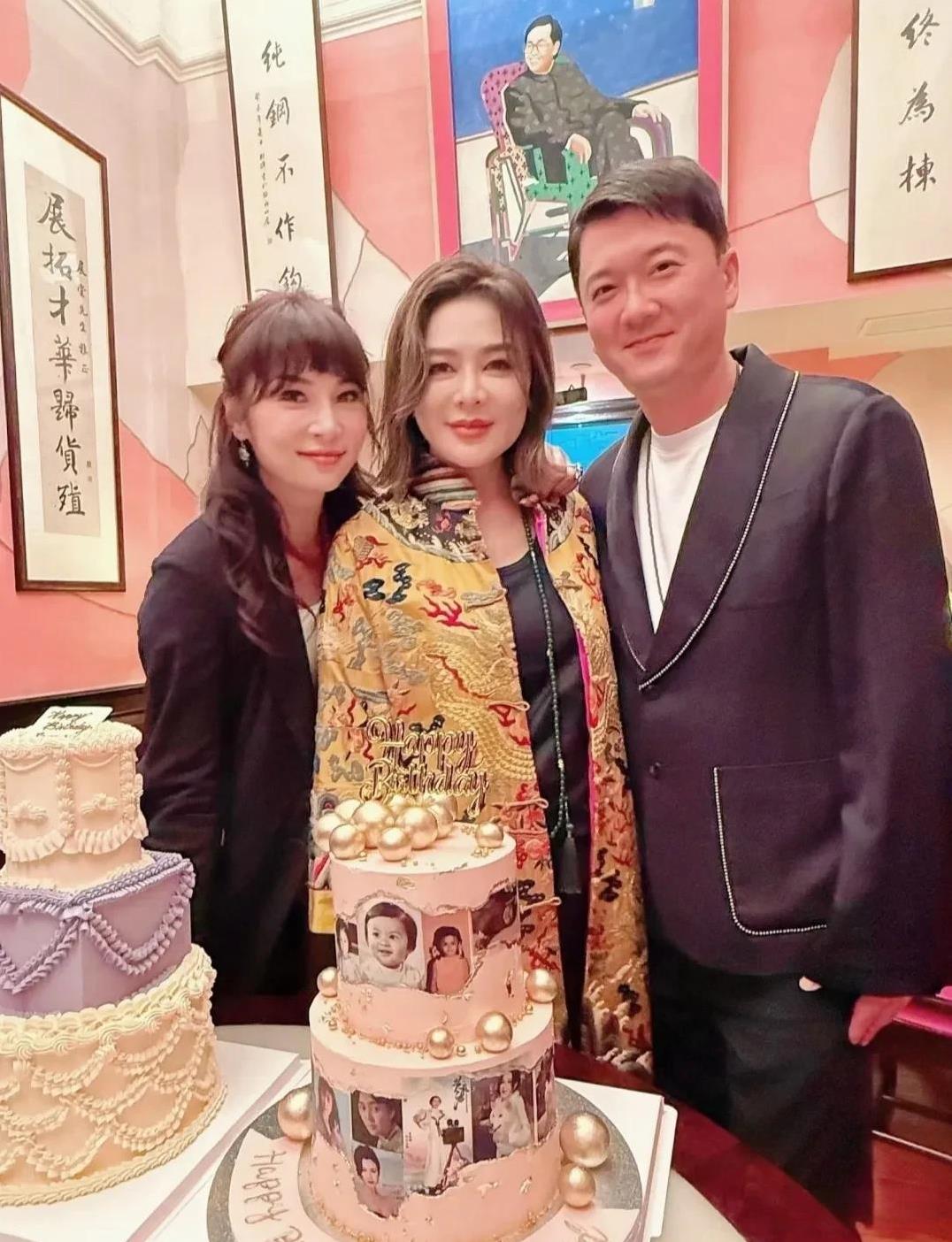 岁月是不是对关之琳特地开了滤镜啊？！
9月24日，是关之琳的63岁生日，她和朋友