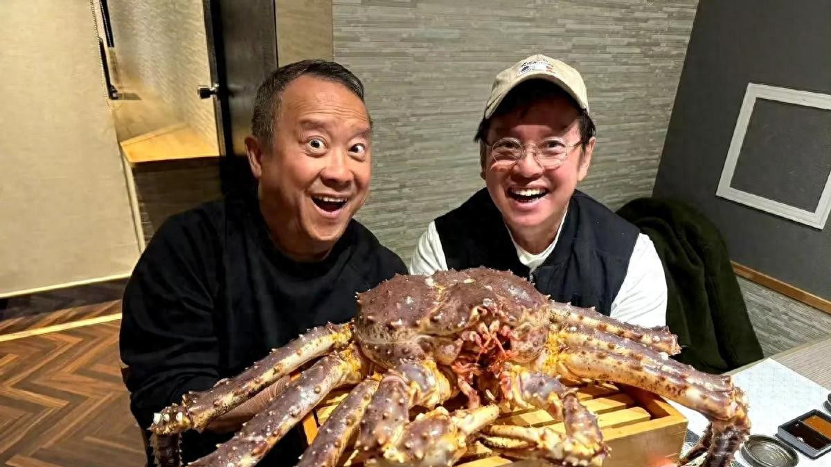 谭咏麟曾志伟日本游吃帝王蟹，谭咏麟一脸老人斑，曾志伟矮小肥硕