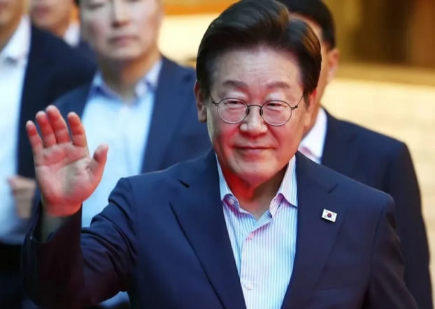 韩国当前的外交处境确实非常复杂，正如你所说，李在明在处理中美关系时左右为难。尽管
