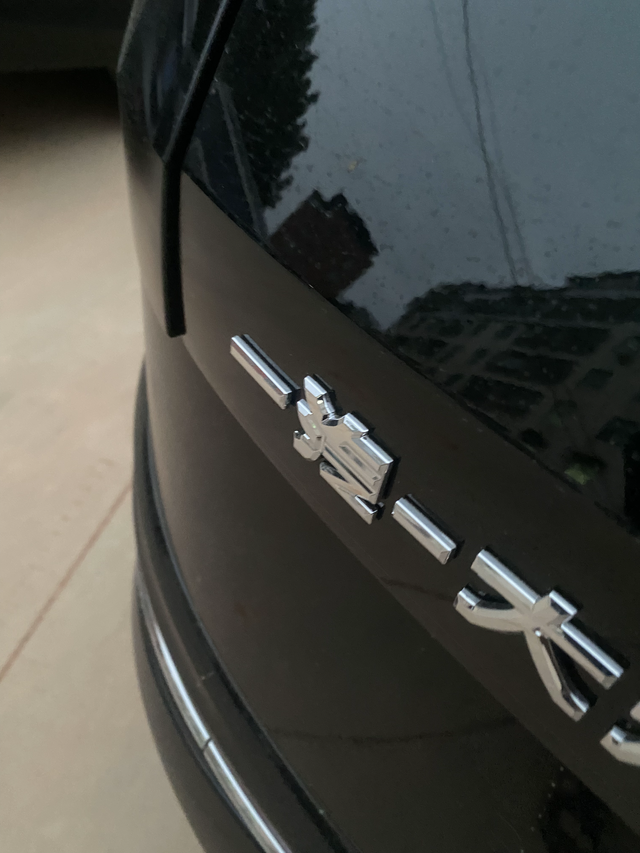 新款迈腾b9
后备箱盖一边不平一边正常怎么解决销售说这是活动盖板是正常的