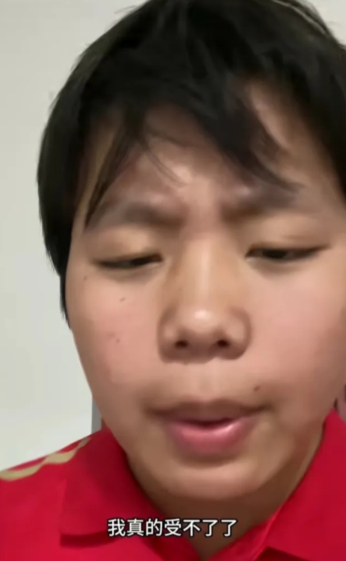 沭阳四姐弟的姐姐被骂疯了！
不是因为她不懂感恩两米哥，
也不是因为她要借热度带货