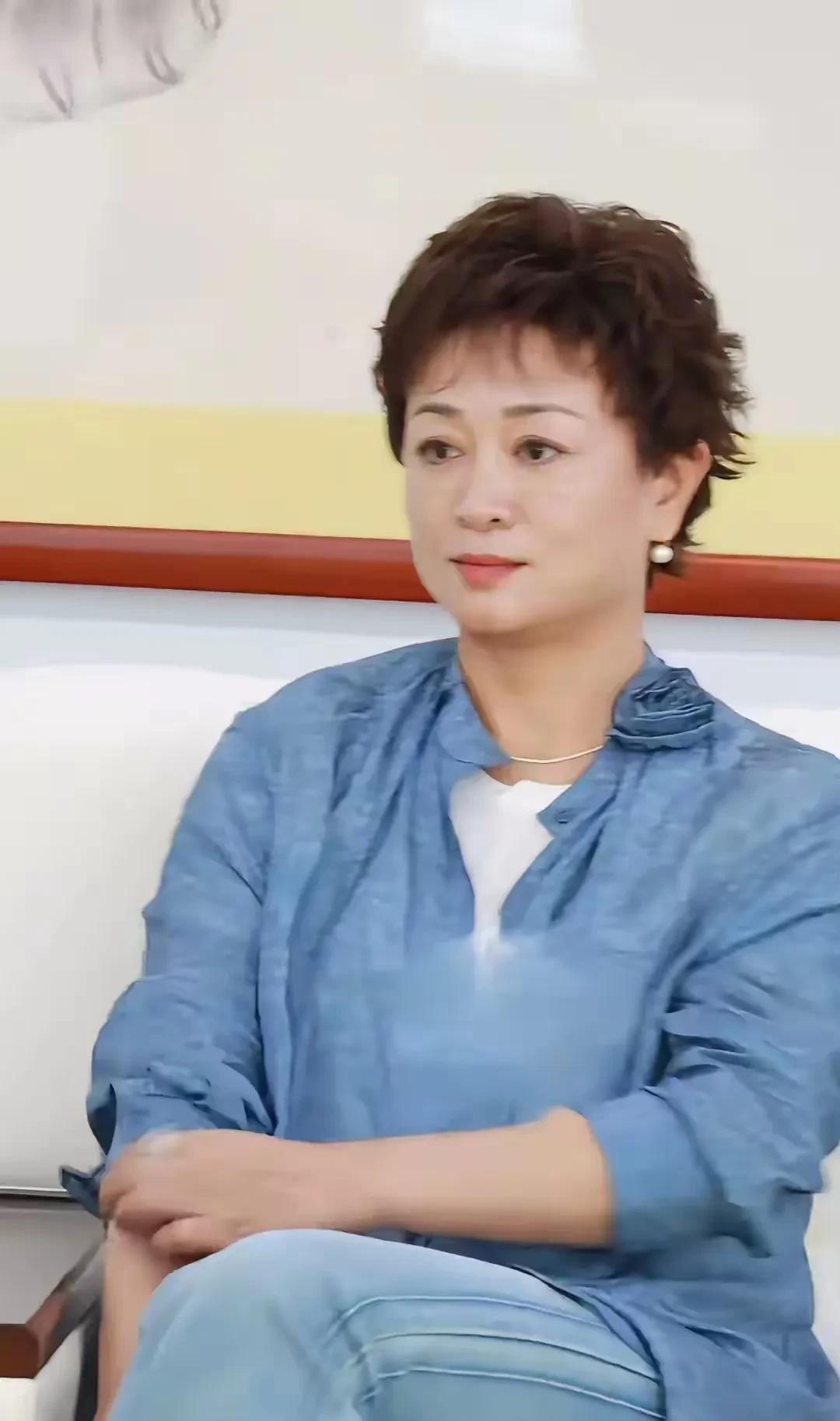 曾经风华绝代的女神，也胖成大柿饼脸身材臃肿的半老徐娘了