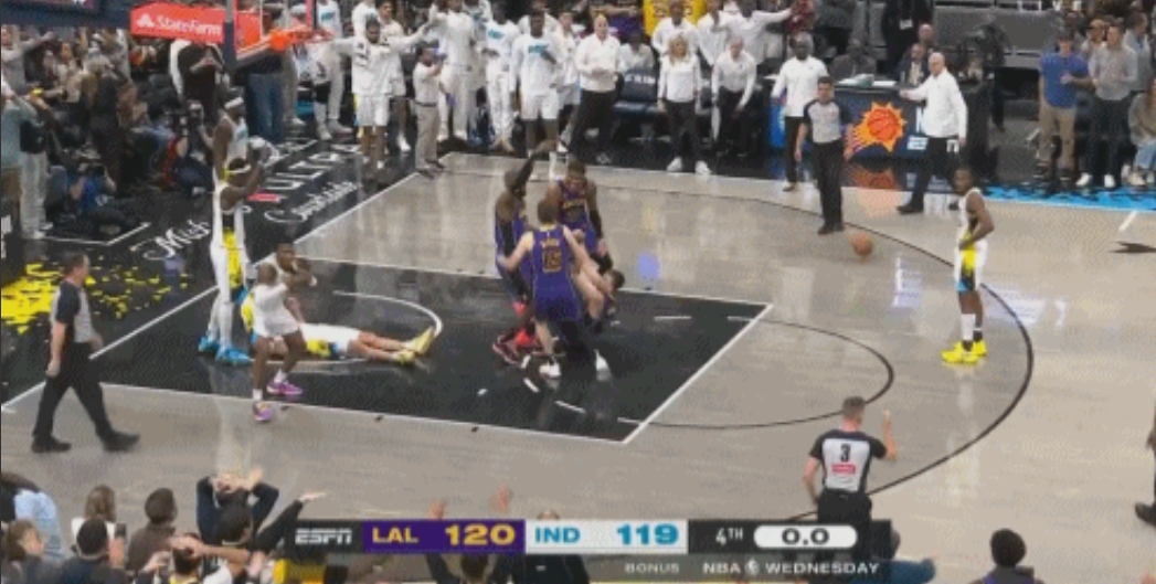 湖人的比赛，玩的就是心跳和刺激。
先是比赛过程玩心跳：
上半场打完，湖人还领先步