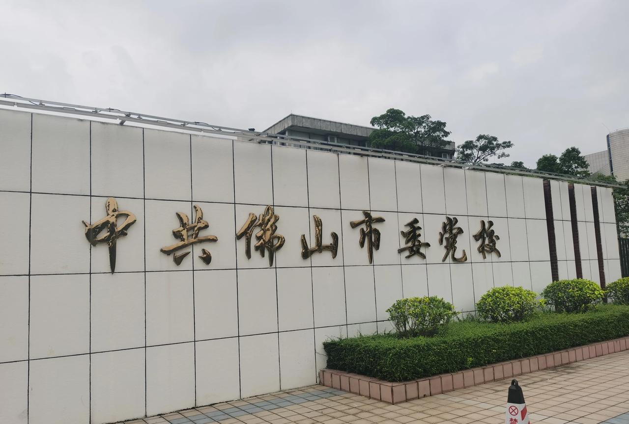 2025年5月18日，早上6：30分啃着干面包的你打车来到这里，门口焦急的等待，