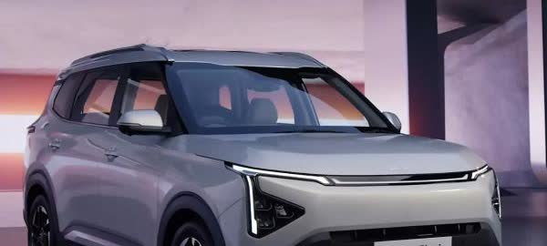 【起亚全新佳乐发布！】
这款车看着像起亚EV5吧，其实它不是EV5，它是起亚新