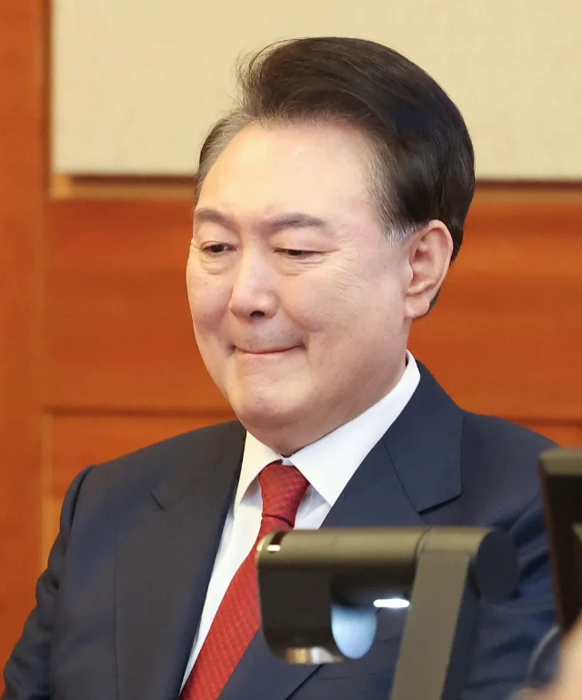韩国媒体红布的最新民调显示，近6成韩国民众支持宪法法院裁决尹锡悦下台，其中中老年