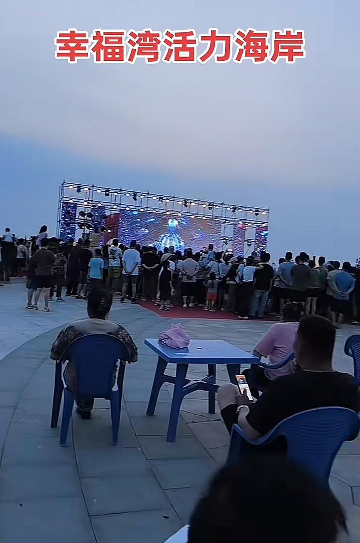 烟台幸福海边出息了，又搞上啤酒节了，作为烟台市区最后的一片净海，如今也是大力开发