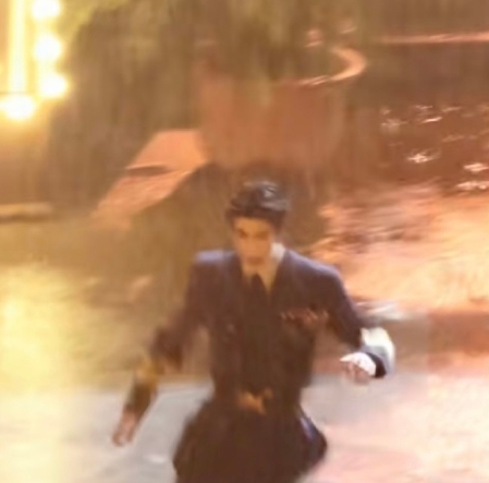 张凌赫这一秒过火雨中跑路透给我迷不行了！好长一条人，随便一截都是漫画里走出来的程