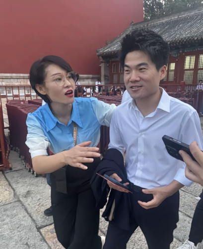 现场活捉一个小可爱！董宇辉也来观礼了！
手挽西服，身着白衬衫配黑色西裤，手中拿的