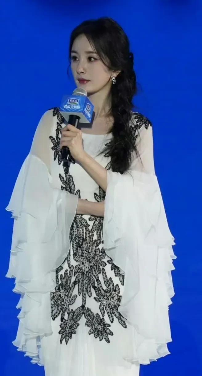 85花又凭美貌出圈了！这次，赵丽颖、杨幂、Angelababy同台竞技，谁的颜值