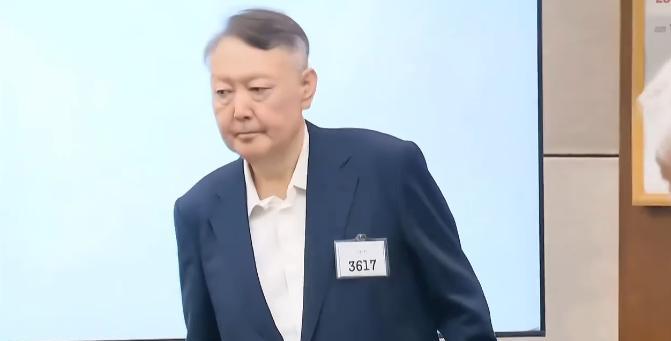 这是尹锡悦吗？变化也太大了吧！
9月26日，尹锡悦出庭受审，画面中尹锡悦已经头发