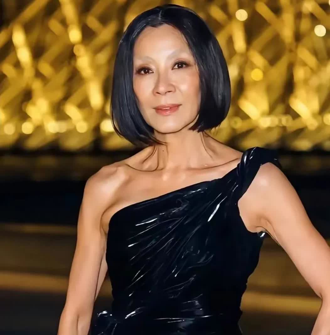哇靠！杨紫琼怎么变成“白毛道长”
了呢！这妆容有点怪异。

近期，62岁杨