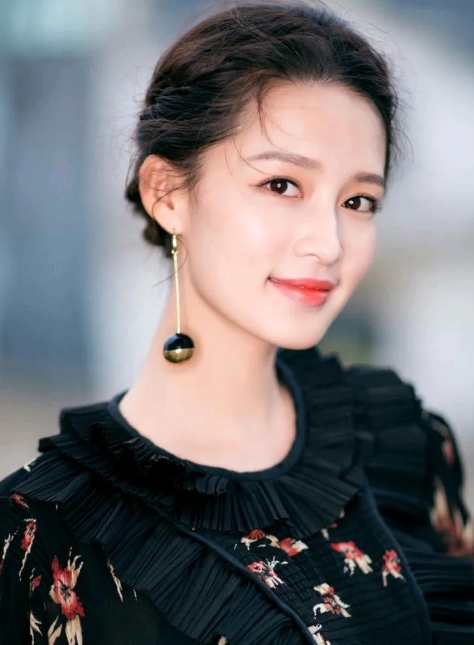 李沁是谁我真不知道，搜寻了一下，是这样介绍的：
李沁是一位备受关注的中国内地女演