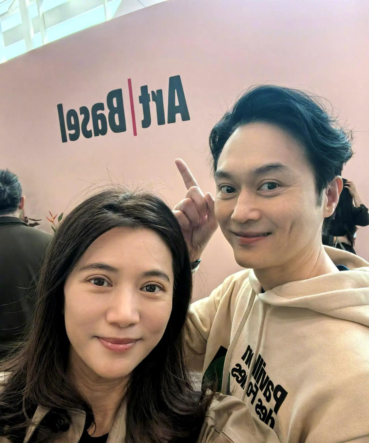 刚刚袁咏仪发文祝大家中秋快乐，本来等着看美照呢，没想到十四张图翻到最后一张还是月