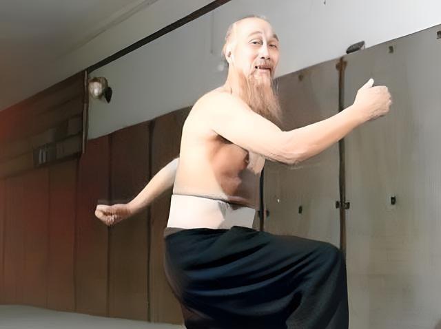 这位钢筋铁骨的老人曾是清朝禁卫军武术教官佟忠义。佟忠义生于武术世家，6岁随父佟存