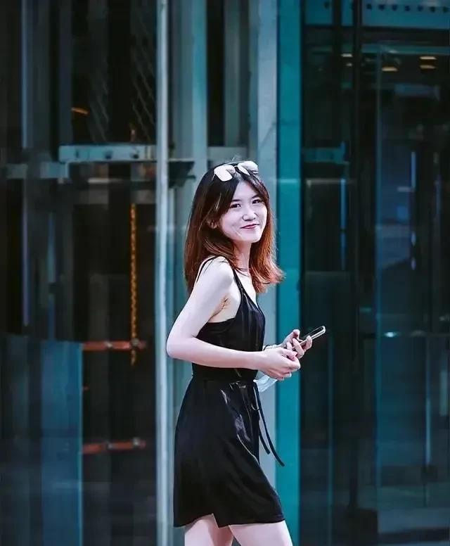          你踏着春风，如约而至；我静默浅守，静待花开。你轻盈的脚步，踩着