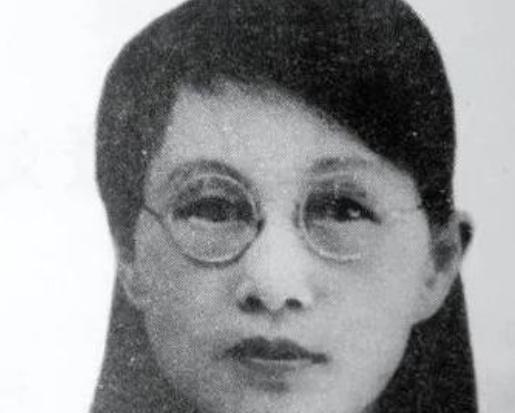 1909年，16岁的白薇与婆婆吵嘴，丈夫居然抡起凳子砸在她背上，婆婆见她倒下，扑