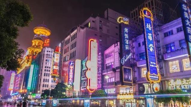 这个区是上海的时尚中心，不是浦东新区，来上海的游客都会来这里