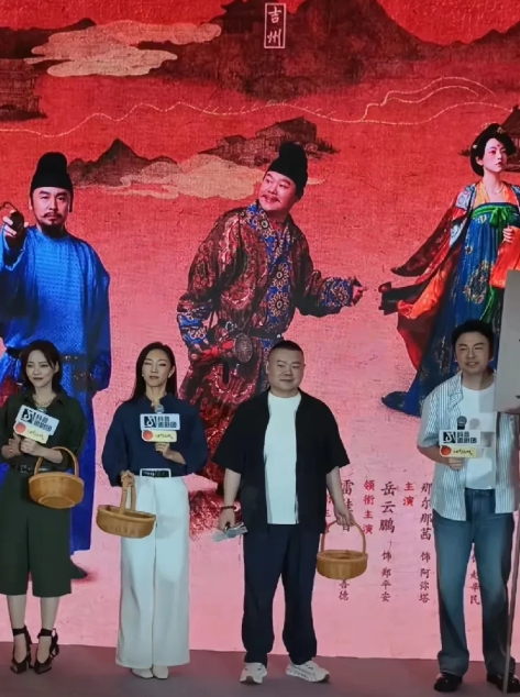 那尔那茜现身《长安的荔枝》宣传活动，
刚一上台就被观众大骂，
没想到她的反应亮了