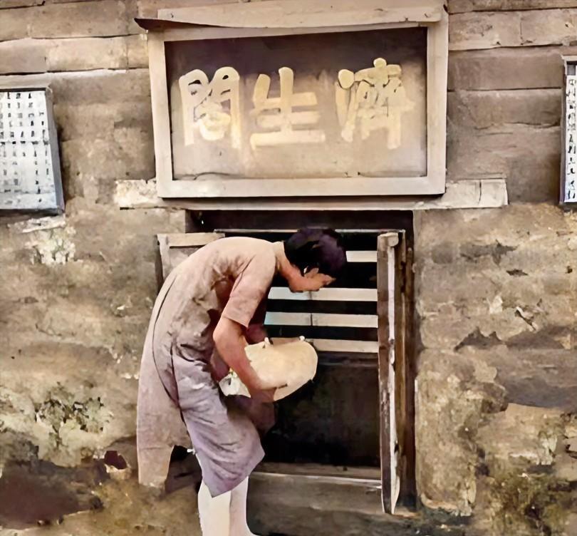 1930年，北平街头，一个年轻的女人弯腰抱着自己的孩子，一番犹豫后，放在济生阁里